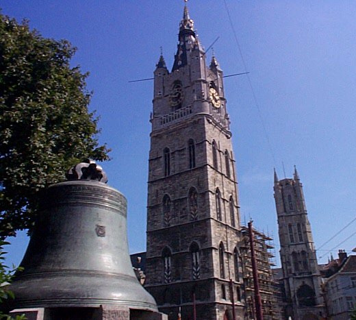 Gand-La cloche Klokke Roeland-le Beffroi et la Cath�drale St-Bavon.jpg - 60.09 K