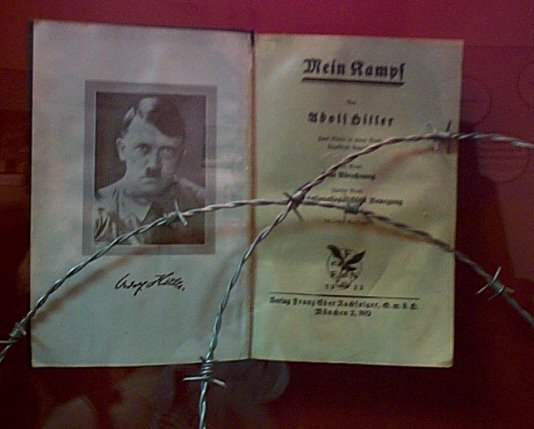 Groesbeek-Copie de Mein Kampf au mus�e (histoire de l'Op�ration March� aux fleurs 1944).jpg - 40.91 K