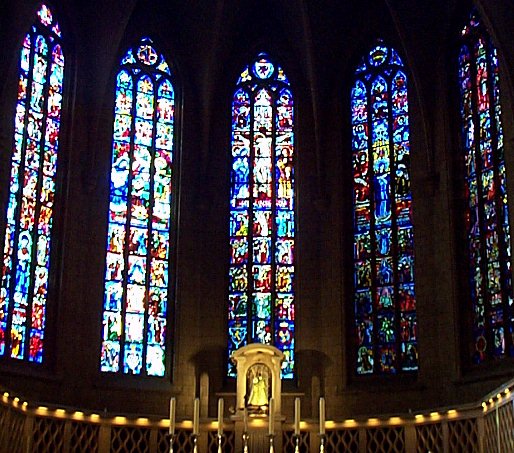Luxembourg-Cath�drale-Vitraux et statue de la vierge Marie.jpg - 92.48 K