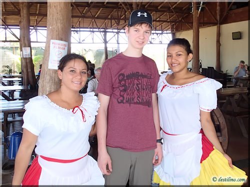 Kevin avec les jolies serveuses de la « La Choza de Laurel »