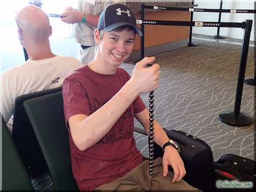 Kevin avec ses boules magnétiques achetées à l'aéroport