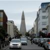 En arrière-plan, l'église Hallgrímskirkja de Reykjavik