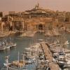 Le vieux port de Marseille et la Basilique Notre-Dame-de-la-Garde surplombant la ville 