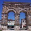 Arc de Germanicus (élevé en 18-19 après J.C.)