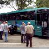 Les autobus nous attendent pour le trajet d'environ 90 minutes