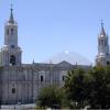 La Cathédrale avec le volcan Misti derrière 