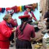 Notre chauffeur Tia Luisa et ses amies (une famille de tisserands traditionnels de Chinchero) À droite: notre guide Jonathan 