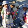 Enfants et bébé alpacas dans le village de Yankay. 