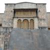 Devant: mur circulaire du temple du Soleil (anciennement recouvert d'or) Derrière: Une partie de l'Église Santo Domingo (bâtie sur les fondations du temple inca) 