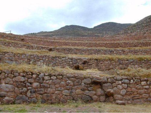 Les Terrasses de Moray vue d'en bas, au centre d'un des 3 colisés 