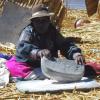 Vieille femme qui moût le grain 